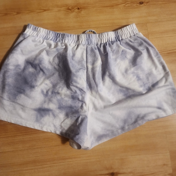 Zulily Women's Blue-Gray Haze Long-sleeved Tie-Dye T-shirt and Shorts Set - Picture 10 of 16